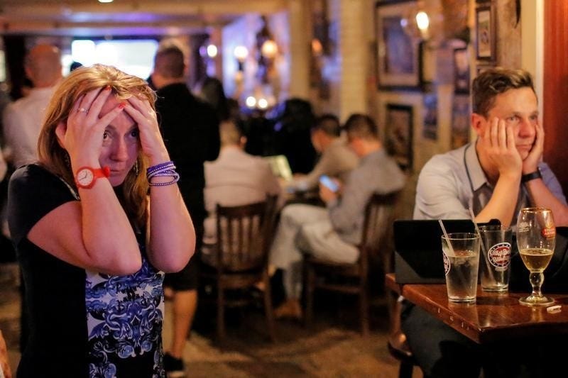 Due turisti britannici in un pub di New York guardano i risultati del referendum alla BBC